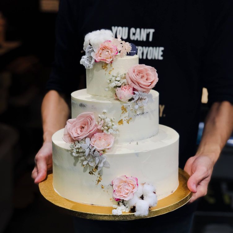 The Step-by-Step Guide to the Most Satisfying Cake Decorating Techniques